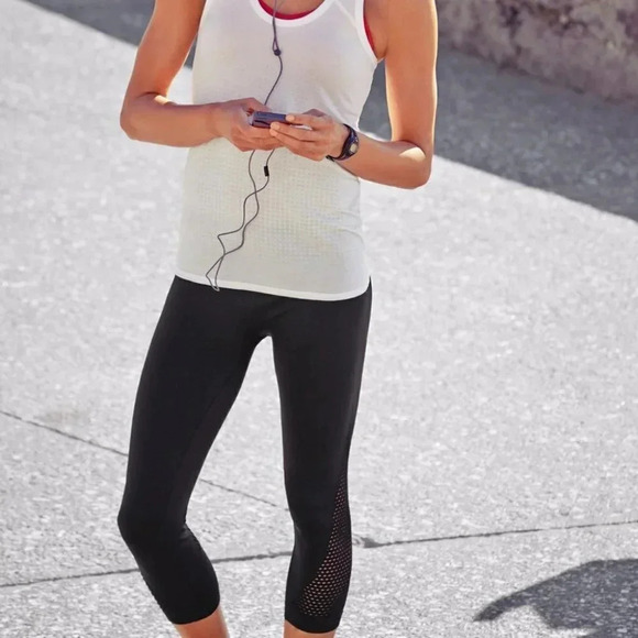 Athleta Breakthrough  Laser Cut Black Capri - Picture 1 of 15